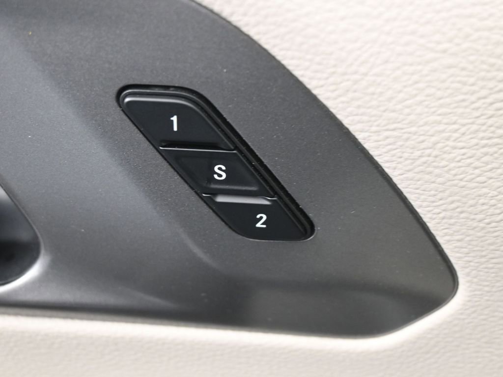 Used 2023 Chrysler Pacifica Touring-L image 21