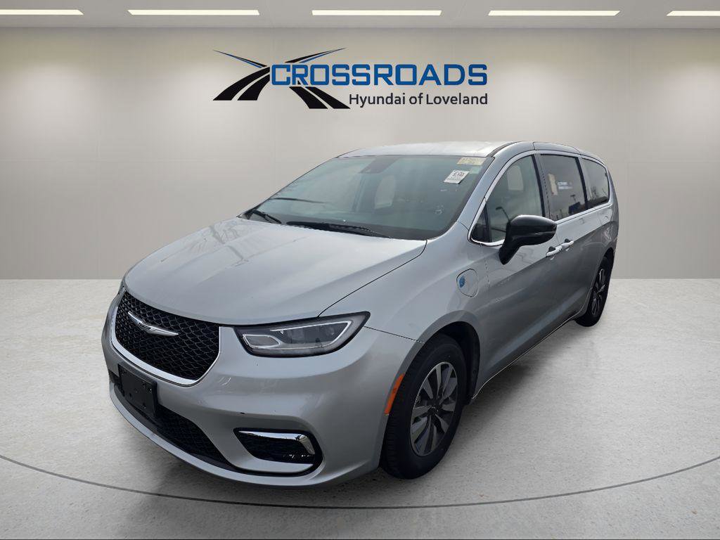 Used 2024 Chrysler Pacifica Select image 1