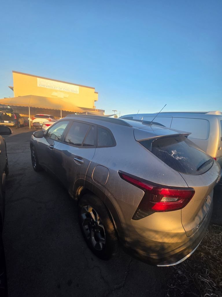 Used 2025 Chevrolet Trax LT FWD image 3