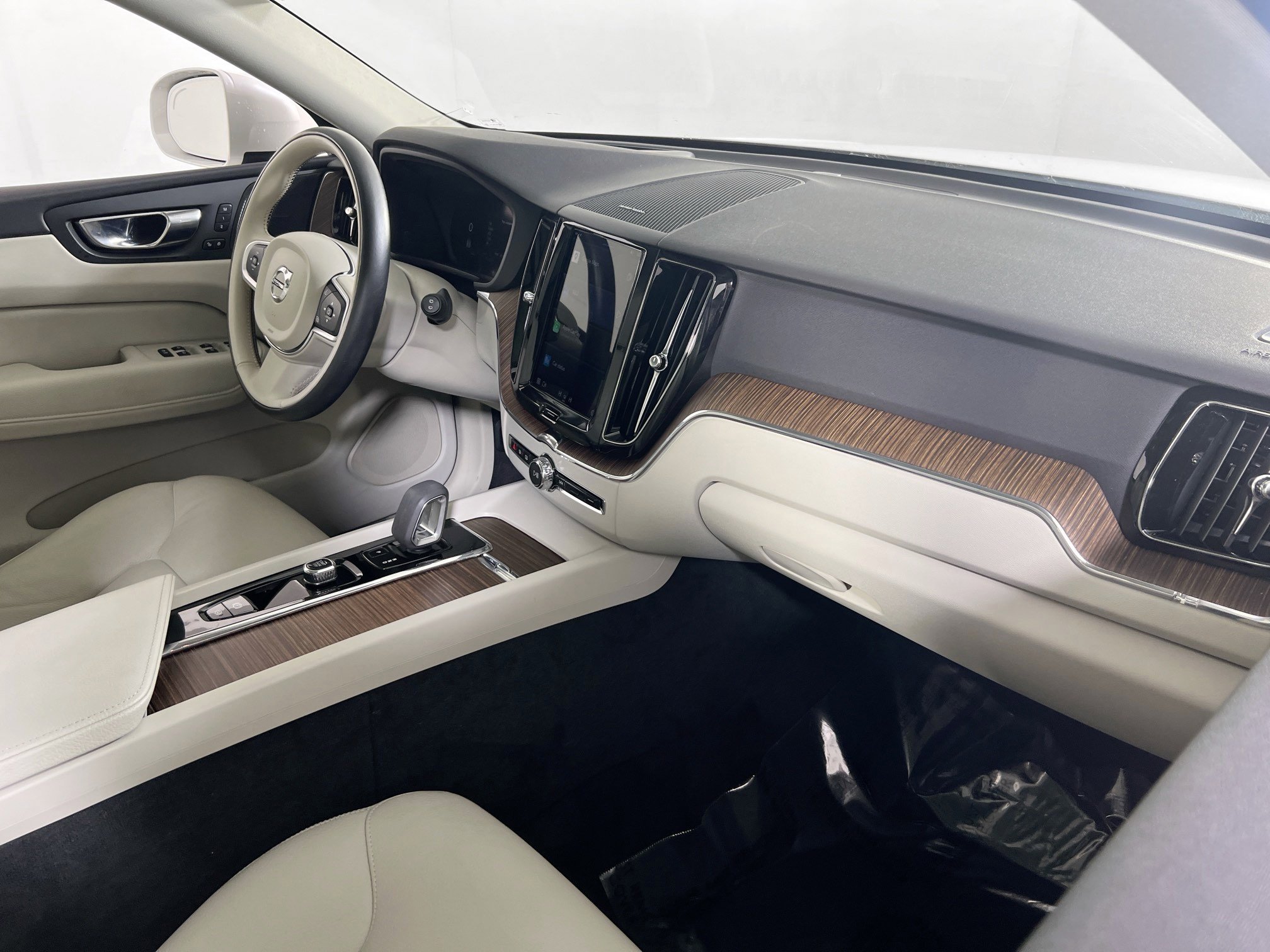 Used 2022 Volvo XC60 B5 Momentum w/ Advanced Package image 28