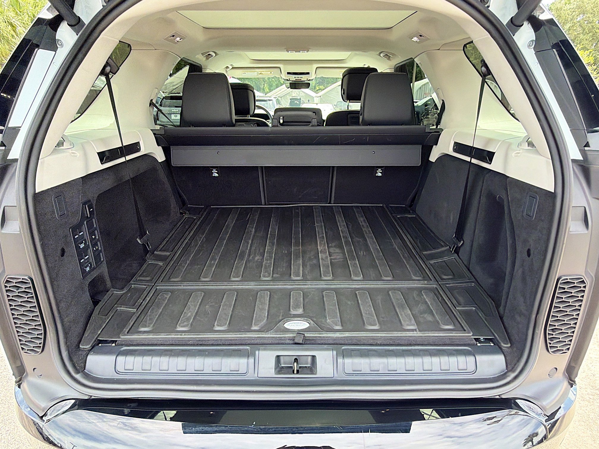 Used 2025 Land Rover Discovery Dynamic SE AWD/4WD image 11