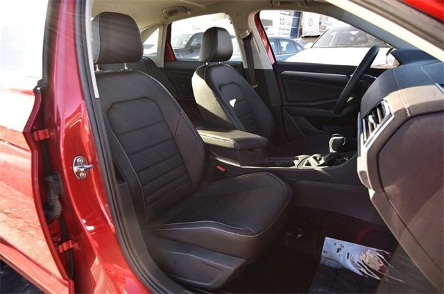 Certified 2024 Volkswagen Jetta SE w/ Panoramic Sunroof Package image 21