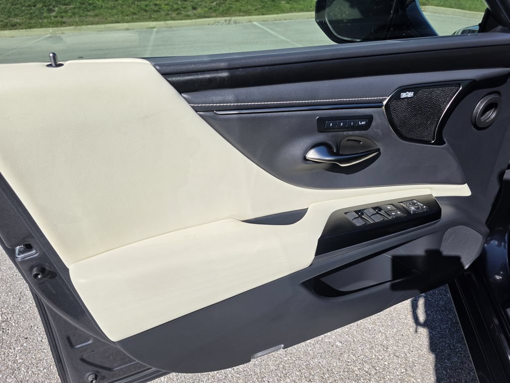 Certified 2022 Lexus ES 300h Ultra Luxury w/ Accessory Package 2 FWD image 19