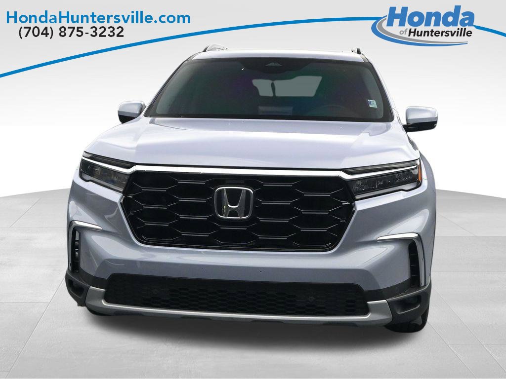 Used 2025 Honda Pilot Touring image 3