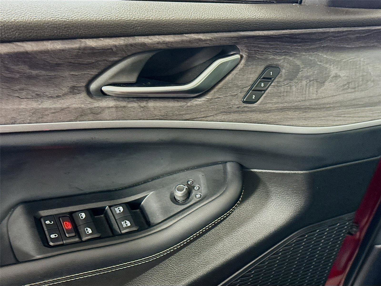 Used 2023 Jeep Grand Cherokee Limited image 12