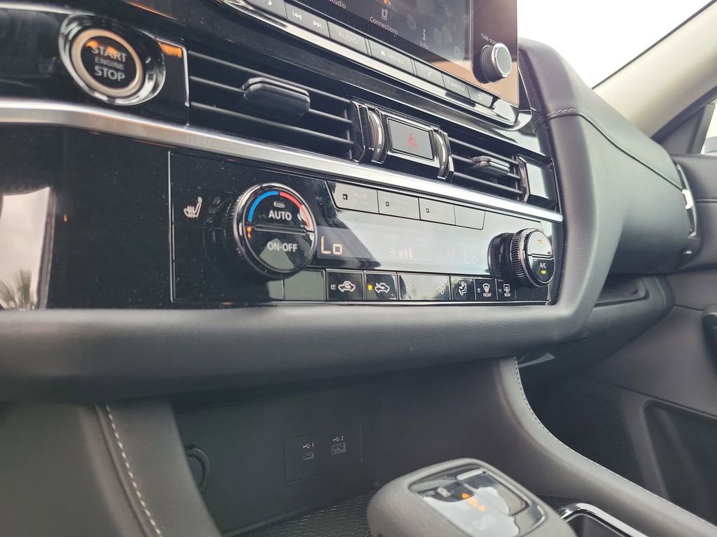 Used 2024 Nissan Pathfinder SV FWD image 24