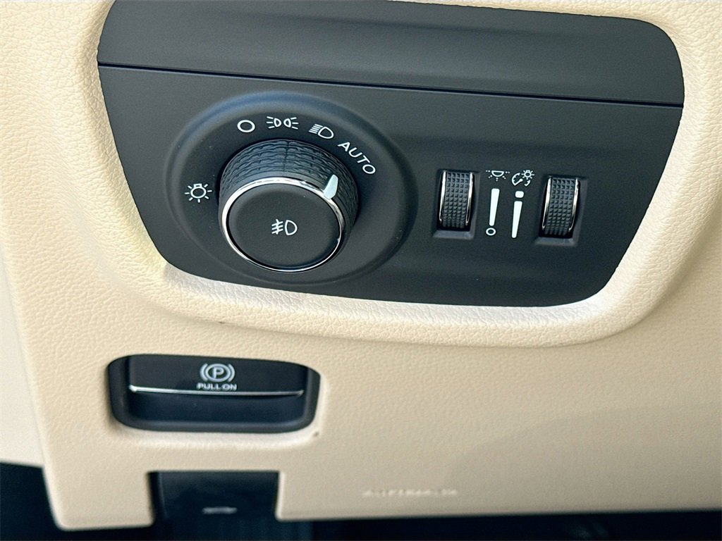 Used 2025 Jeep Grand Cherokee Limited image 11