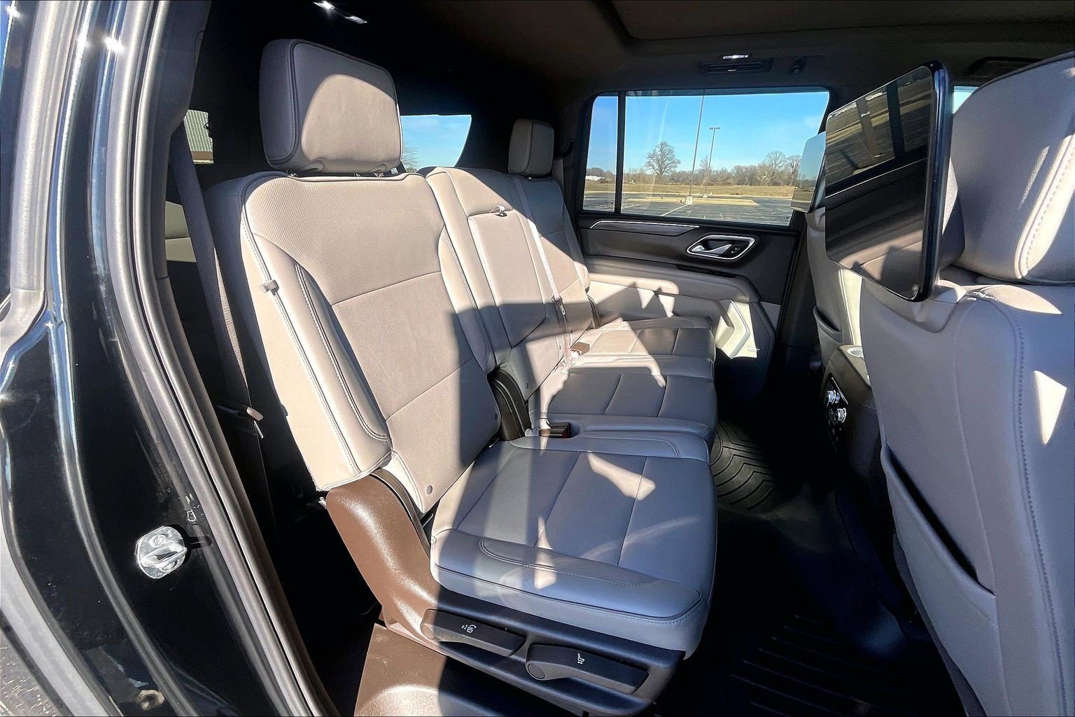 Used 2021 GMC Yukon XL SLT w/ Rear Media and Nav Package image 17