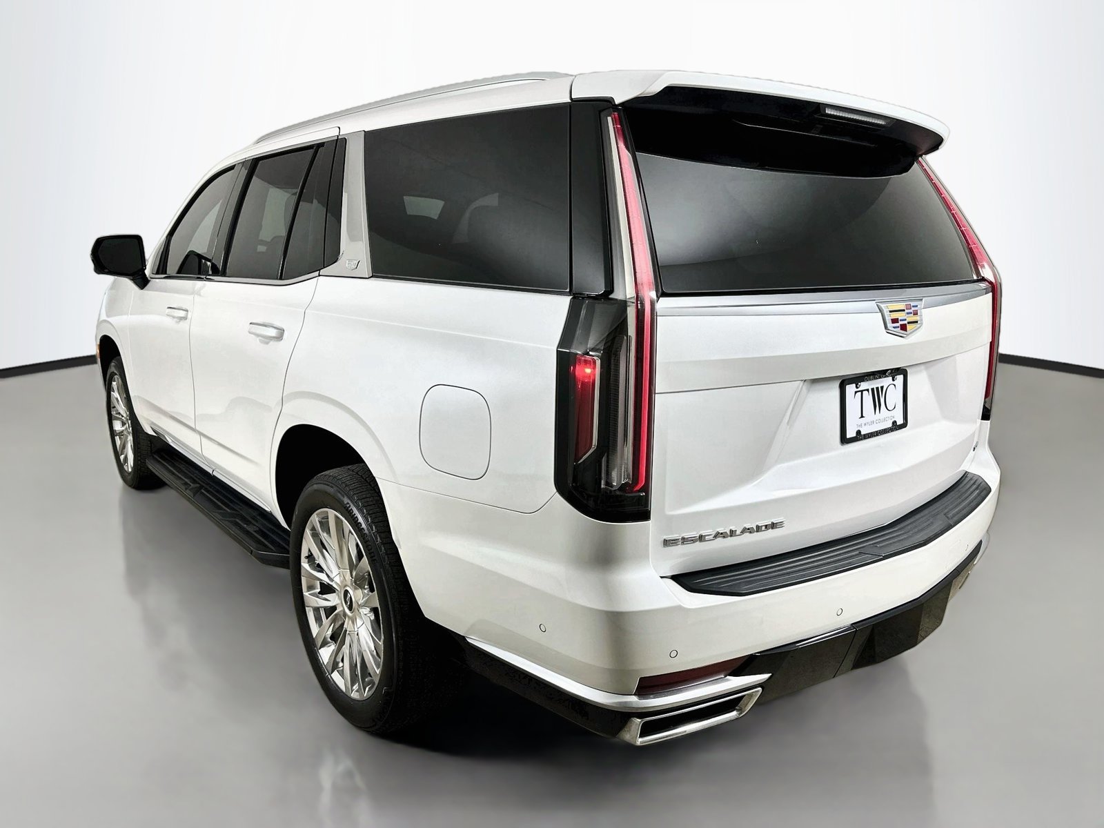 Used 2023 Cadillac Escalade Premium Luxury RWD image 7