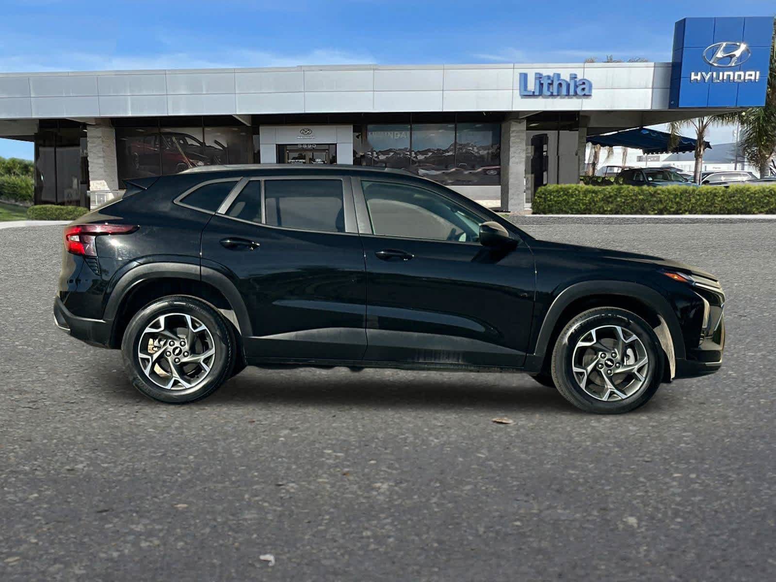 Used 2025 Chevrolet Trax LT FWD image 9
