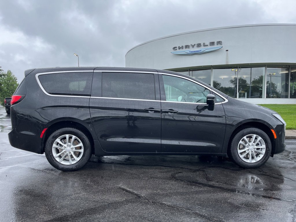 New 2027 Chrysler Pacifica Select AWD/4WD image 43
