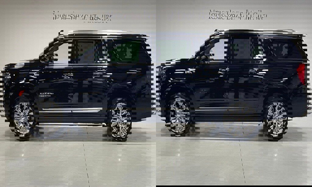 Used 2023 GMC Yukon XL Denali w/ Advanced Technology Package image 2