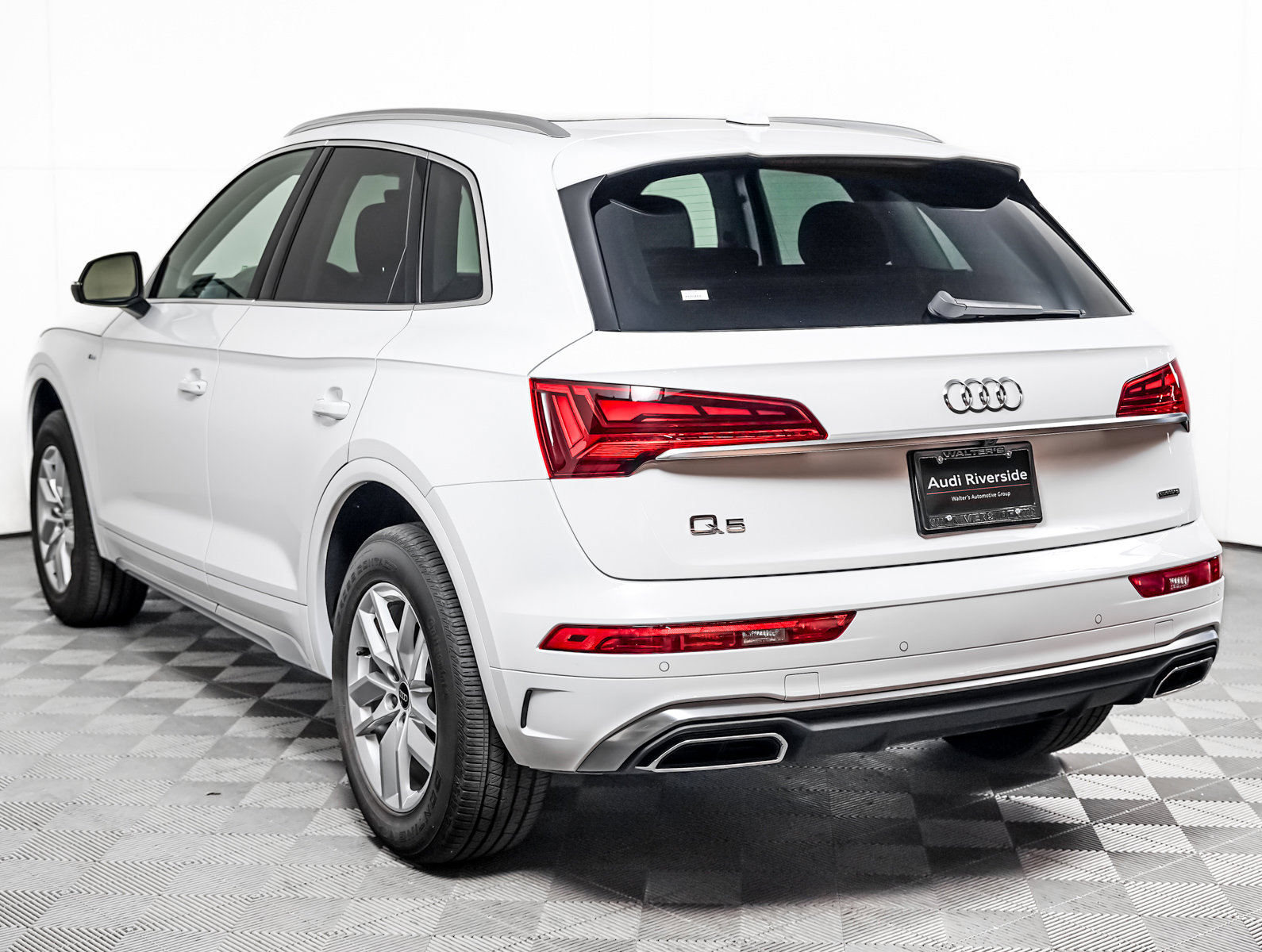 Used 2023 Audi Q5 2.0T Premium w/ Convenience Package image 2