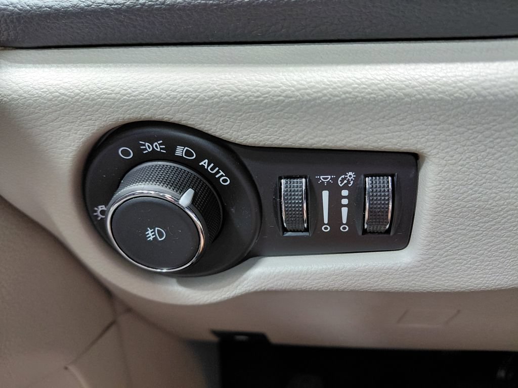 Certified 2024 Chrysler Pacifica Limited FWD image 40
