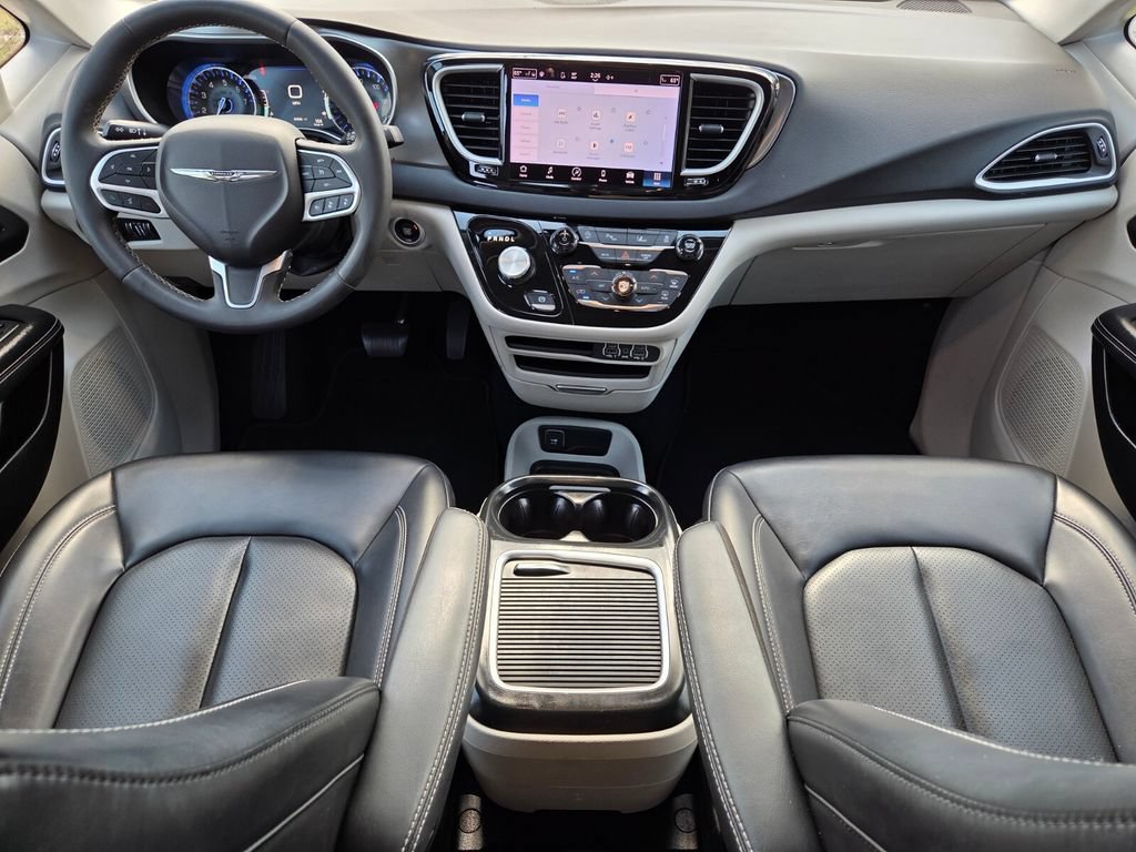 Used 2023 Chrysler Pacifica Touring-L FWD image 17
