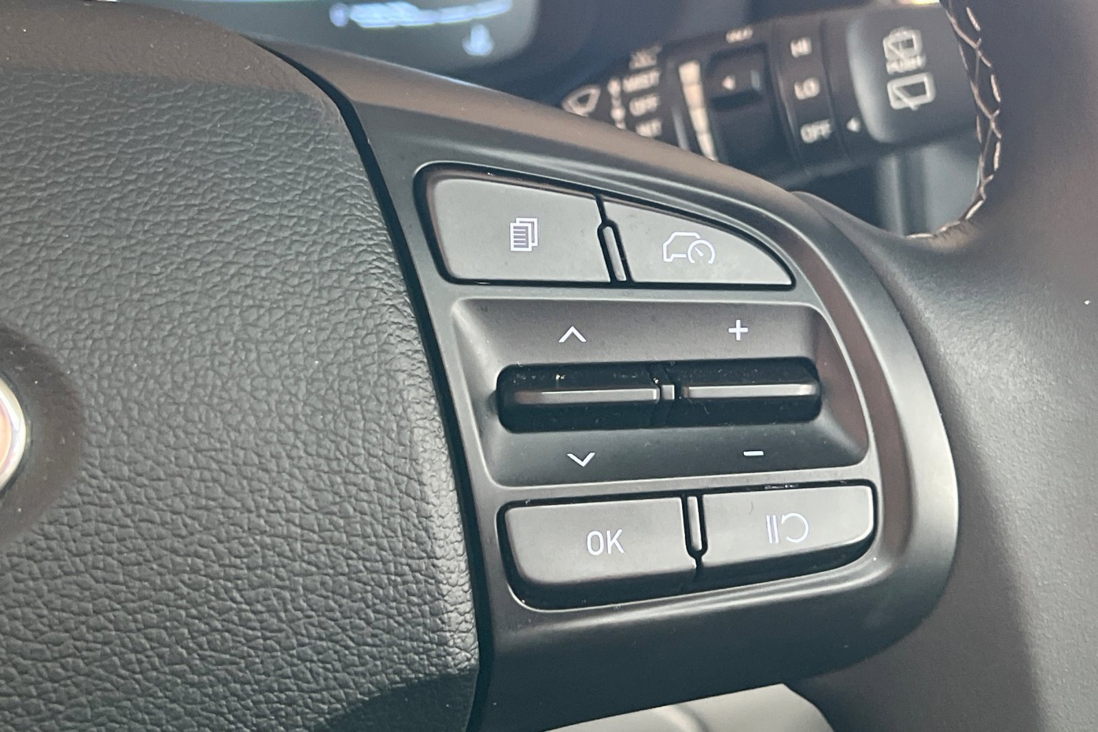 Certified 2025 Hyundai Venue SEL image 32