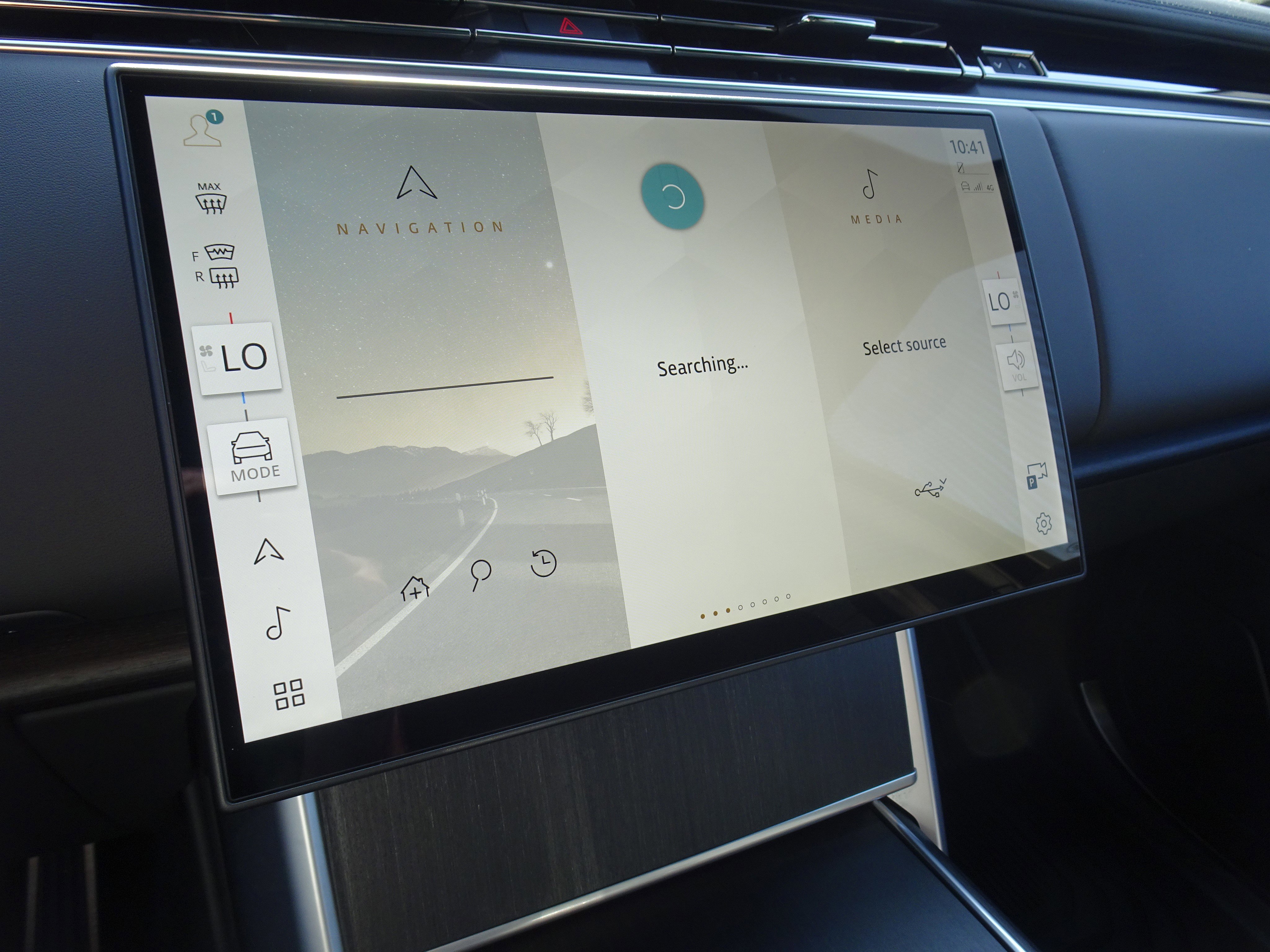 Certified 2025 Land Rover Range Rover SE image 3