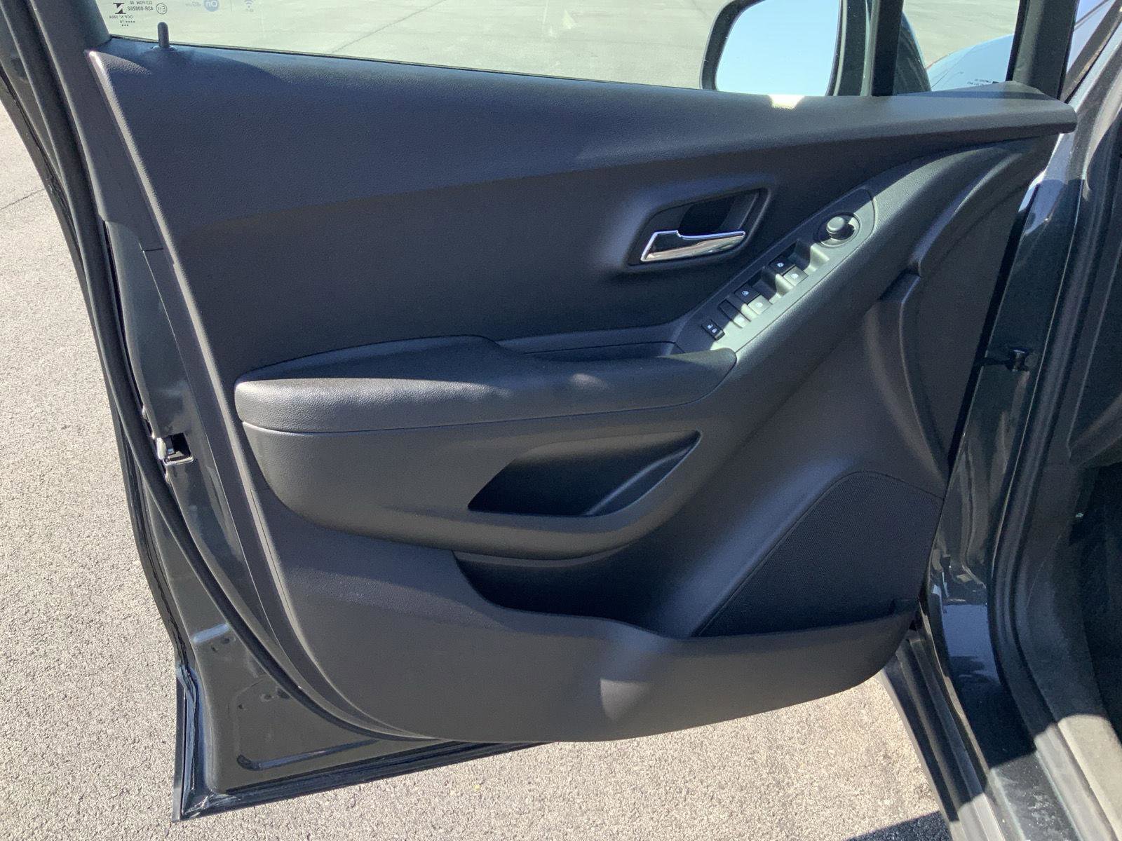 Used 2018 Chevrolet Trax LT w/ LT Convenience Package FWD image 18