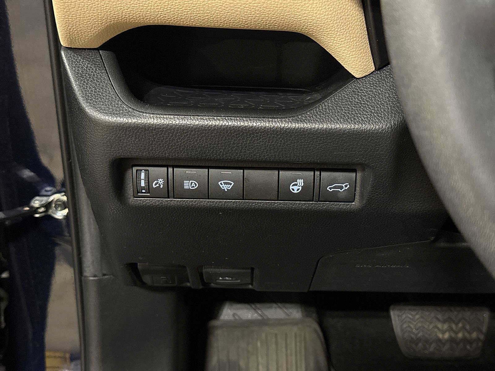Used 2020 Toyota RAV4 XLE Premium AWD/4WD image 31