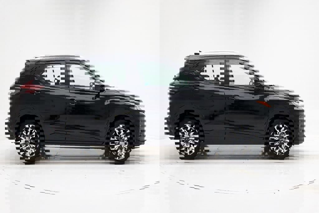 Used 2024 Nissan Kicks SV image 3