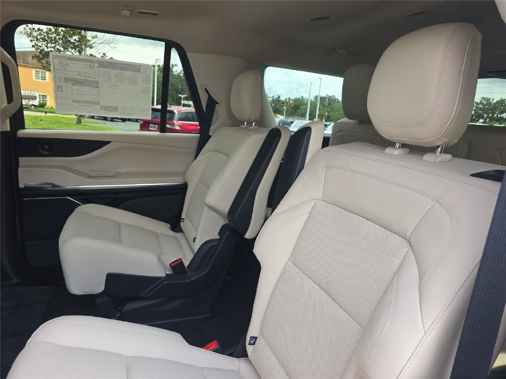 New 2027 Lincoln Navigator Premiere RWD image 12