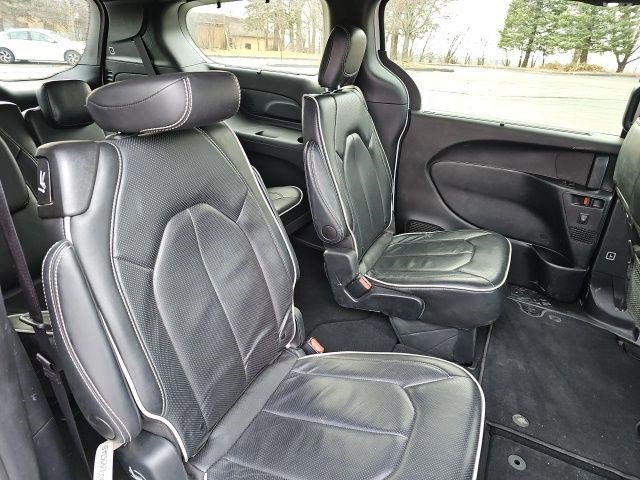 Used 2025 Chrysler Pacifica Limited image 16