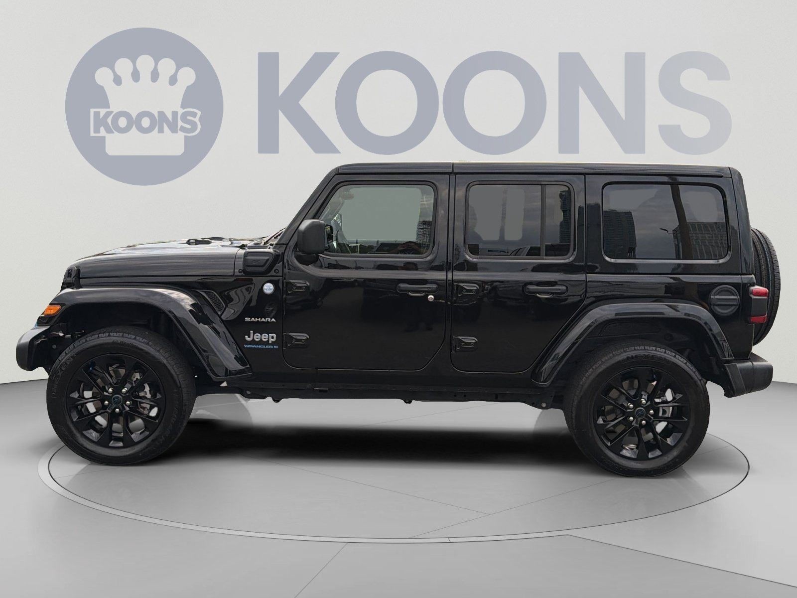 Used 2024 Jeep Wrangler Unlimited Sahara w/ Technology Group AWD/4WD image 2
