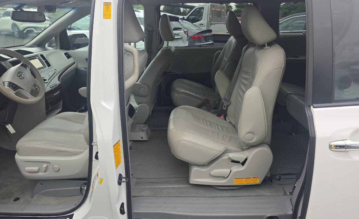 Used 2014 Toyota Sienna XLE image 16