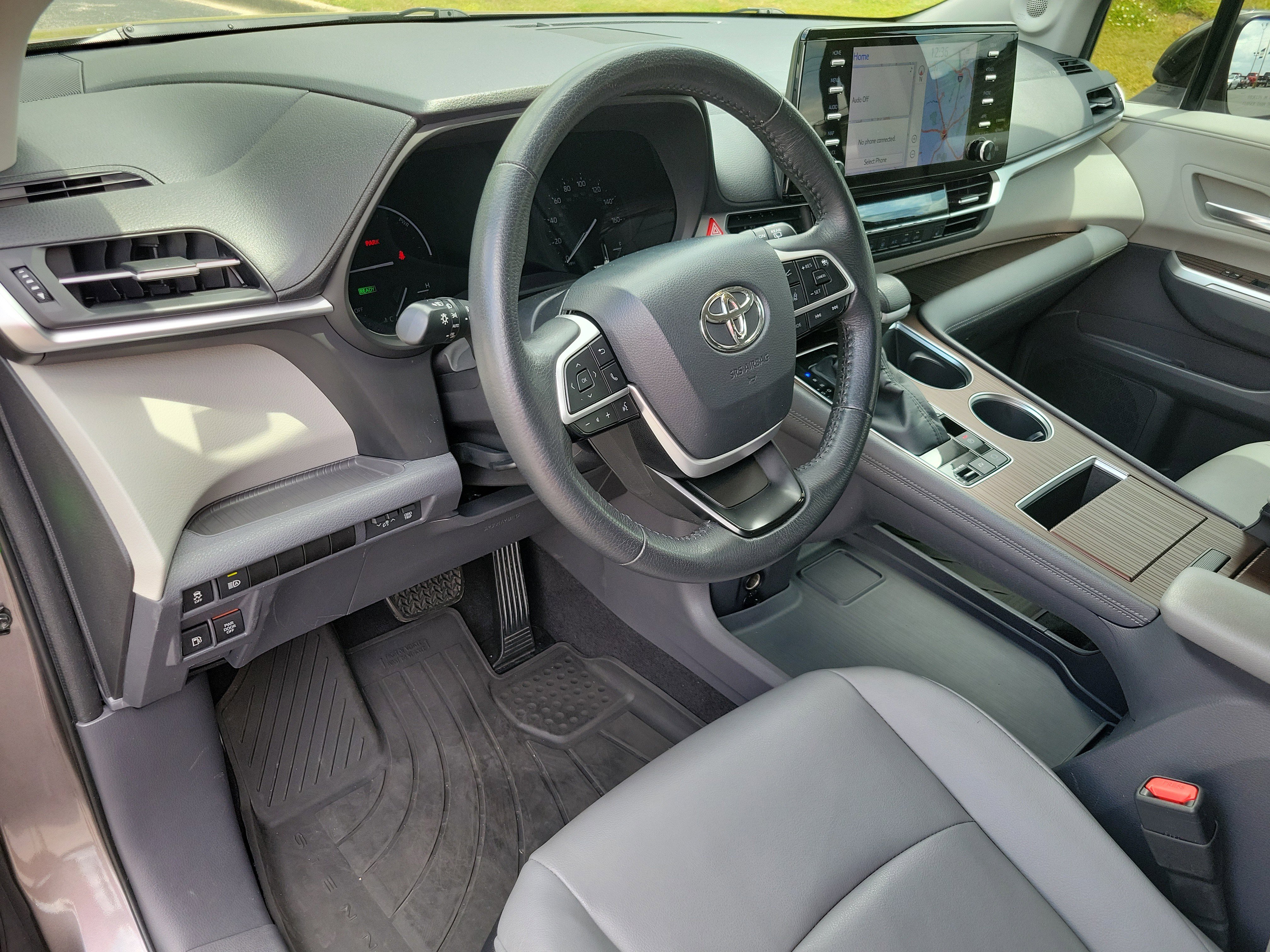 Used 2022 Toyota Sienna XLE w/ XLE Plus Package FWD image 4