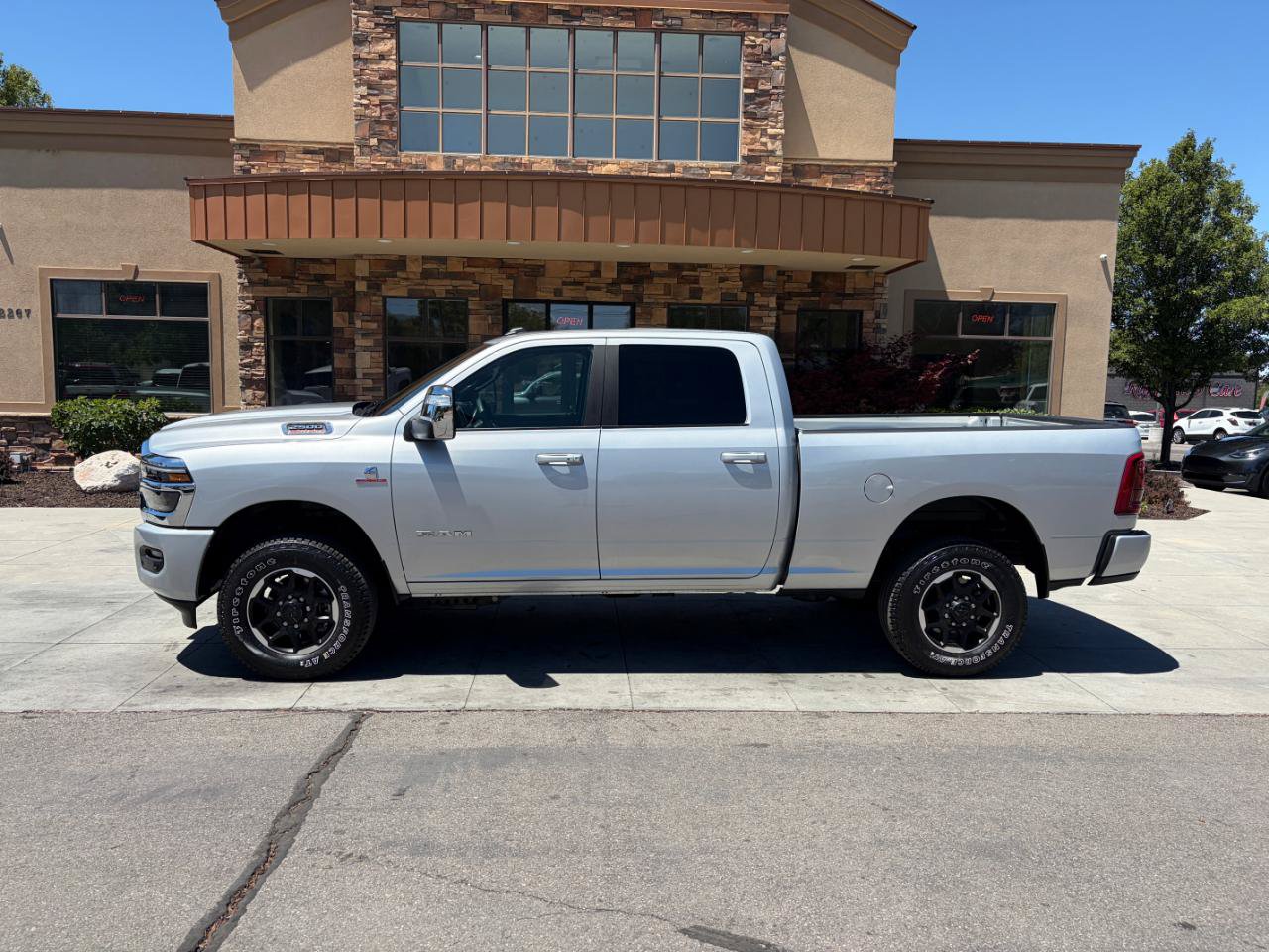 Used 2026 RAM 2500 Laramie AWD/4WD image 2