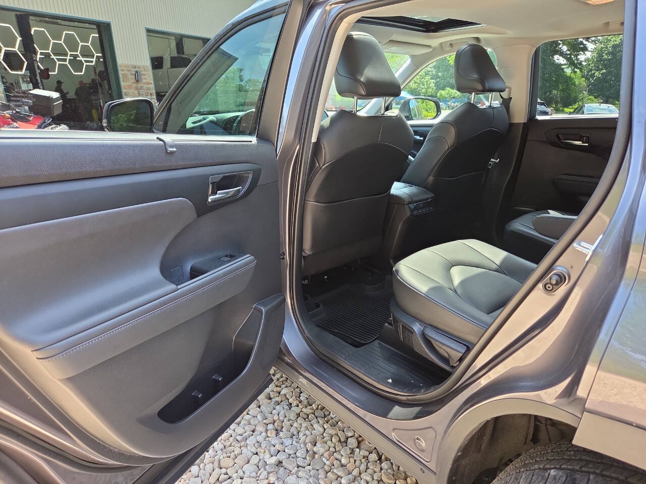 Used 2021 Toyota Highlander XLE AWD/4WD image 20