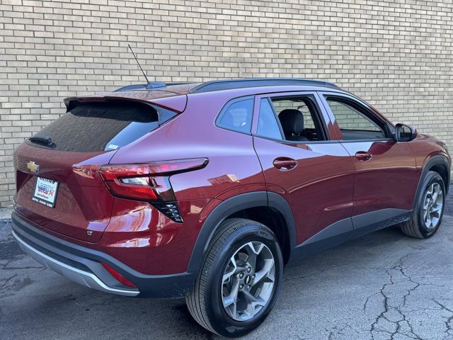 Used 2025 Chevrolet Trax LT w/ LT Convenience Package image 11