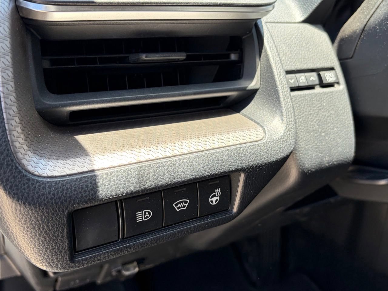 Used 2023 Toyota Prius XLE AWD/4WD image 6