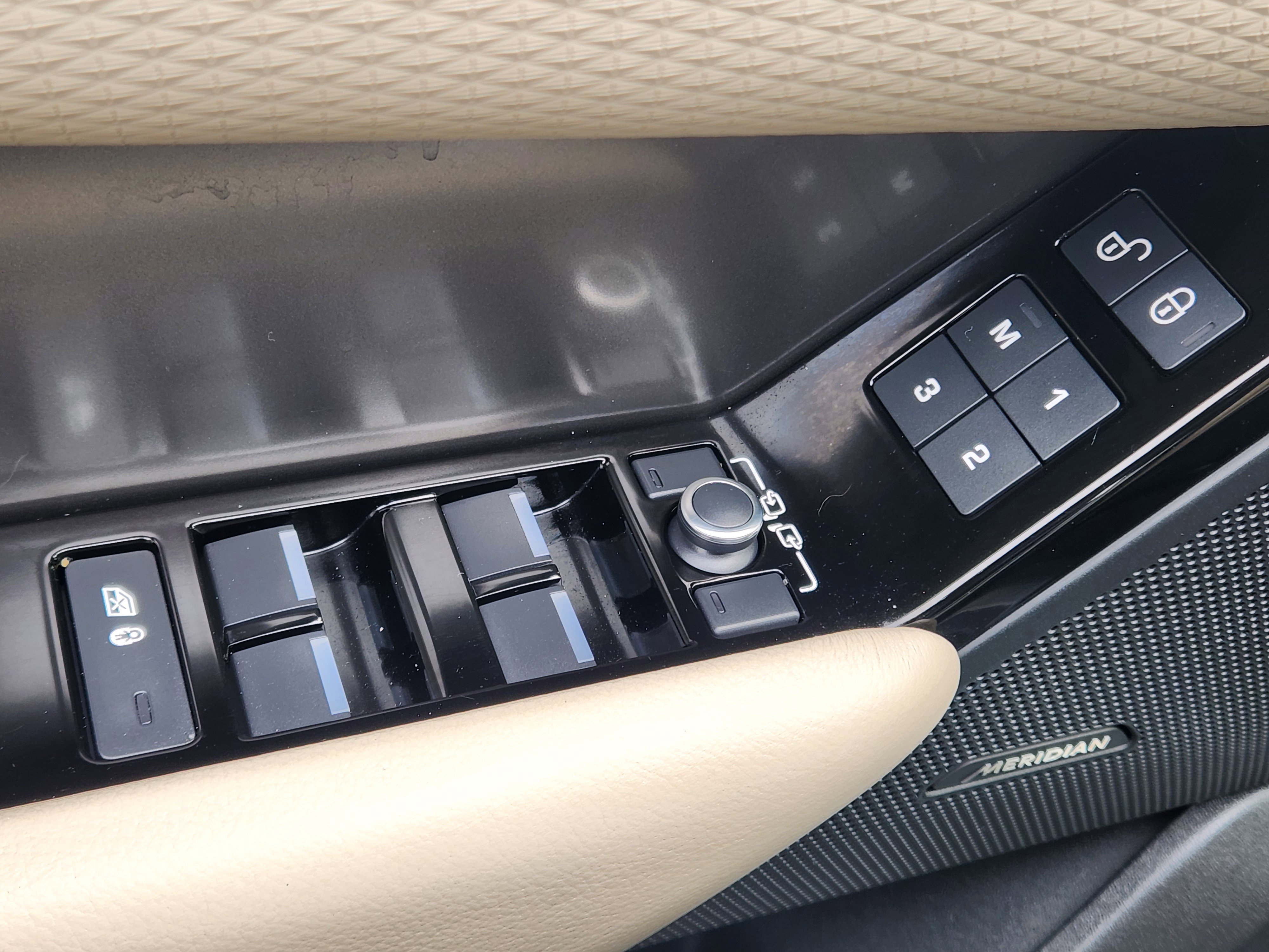 Used 2020 Land Rover Range Rover Velar S image 13