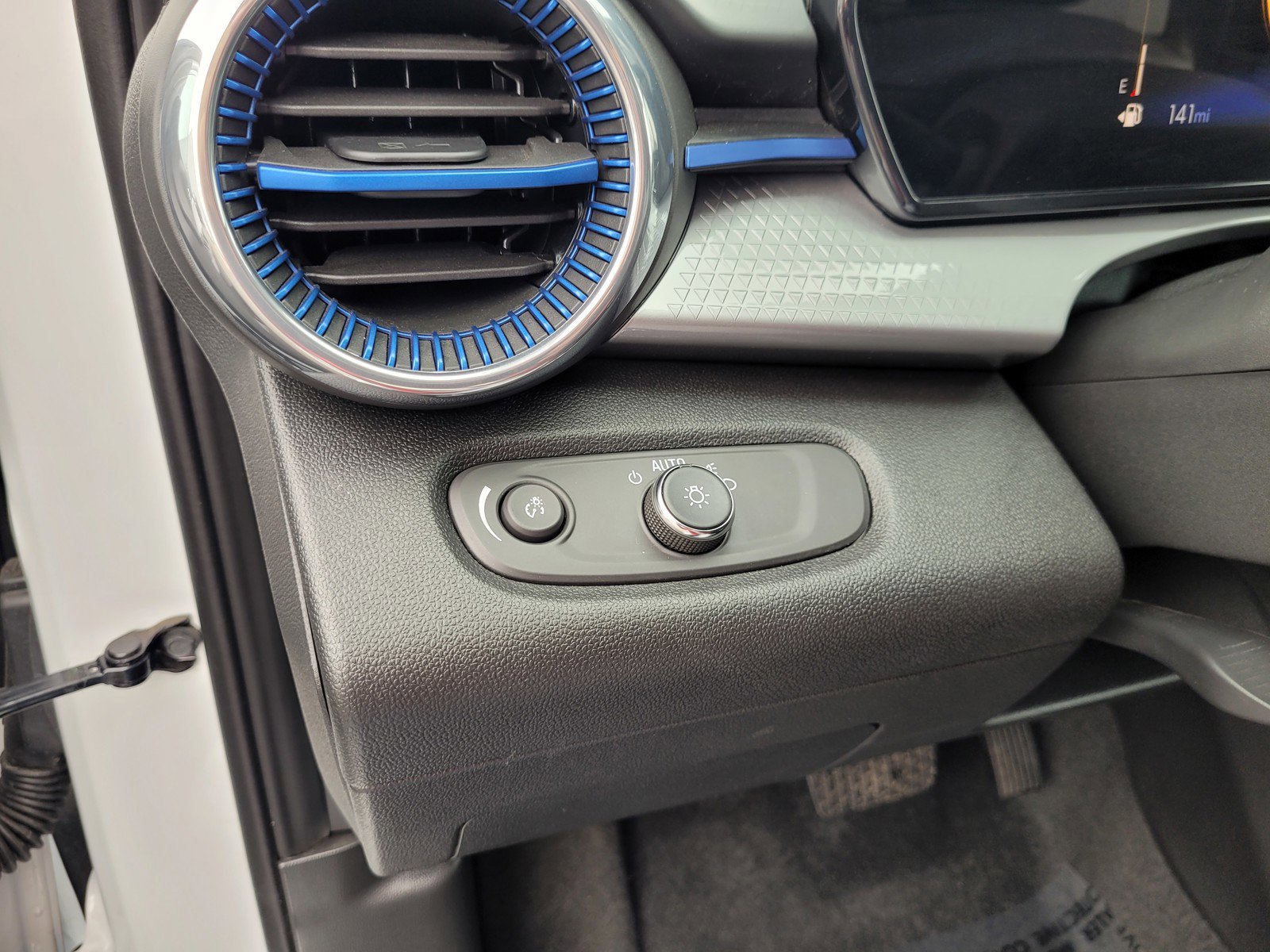 Used 2025 Chevrolet Trax LT w/ LT Convenience Package image 24