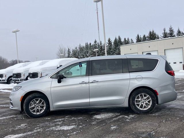 Used 2024 Chrysler Pacifica Touring-L image 3