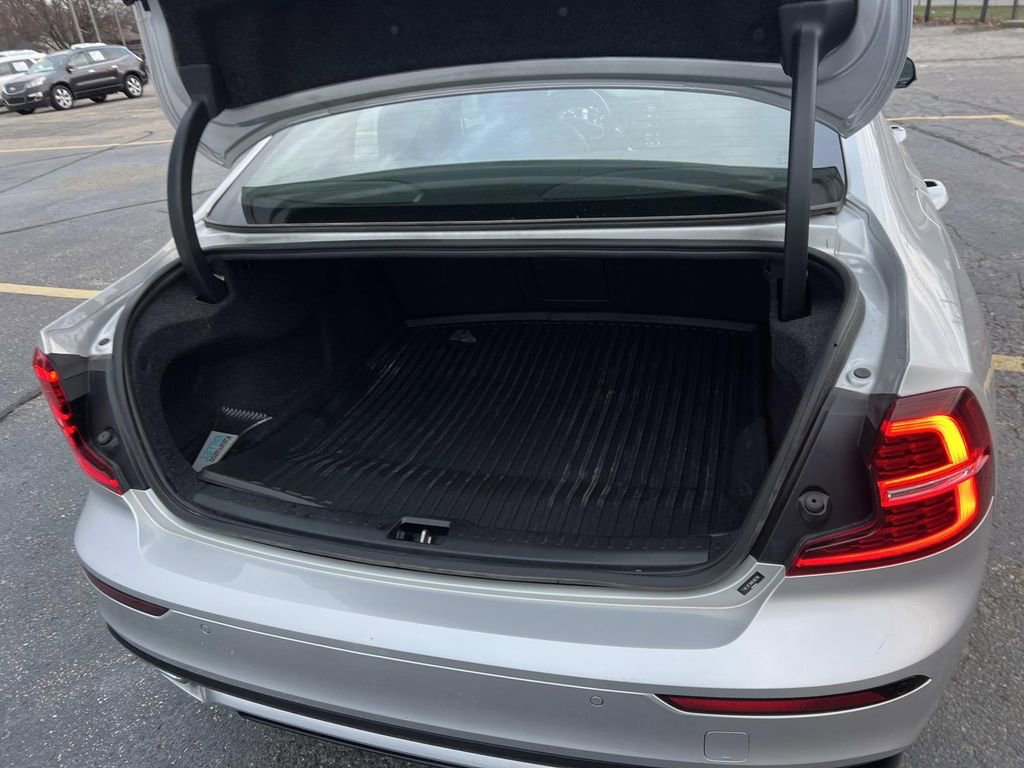 Used 2022 Volvo S60 B5 Momentum image 10