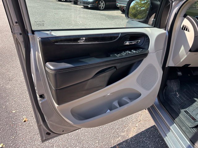 Used 2016 Chrysler Town & Country Touring FWD image 13