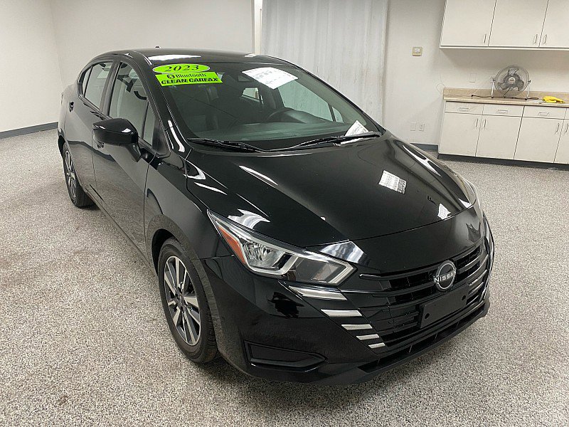 Used 2023 Nissan Versa SV image 3