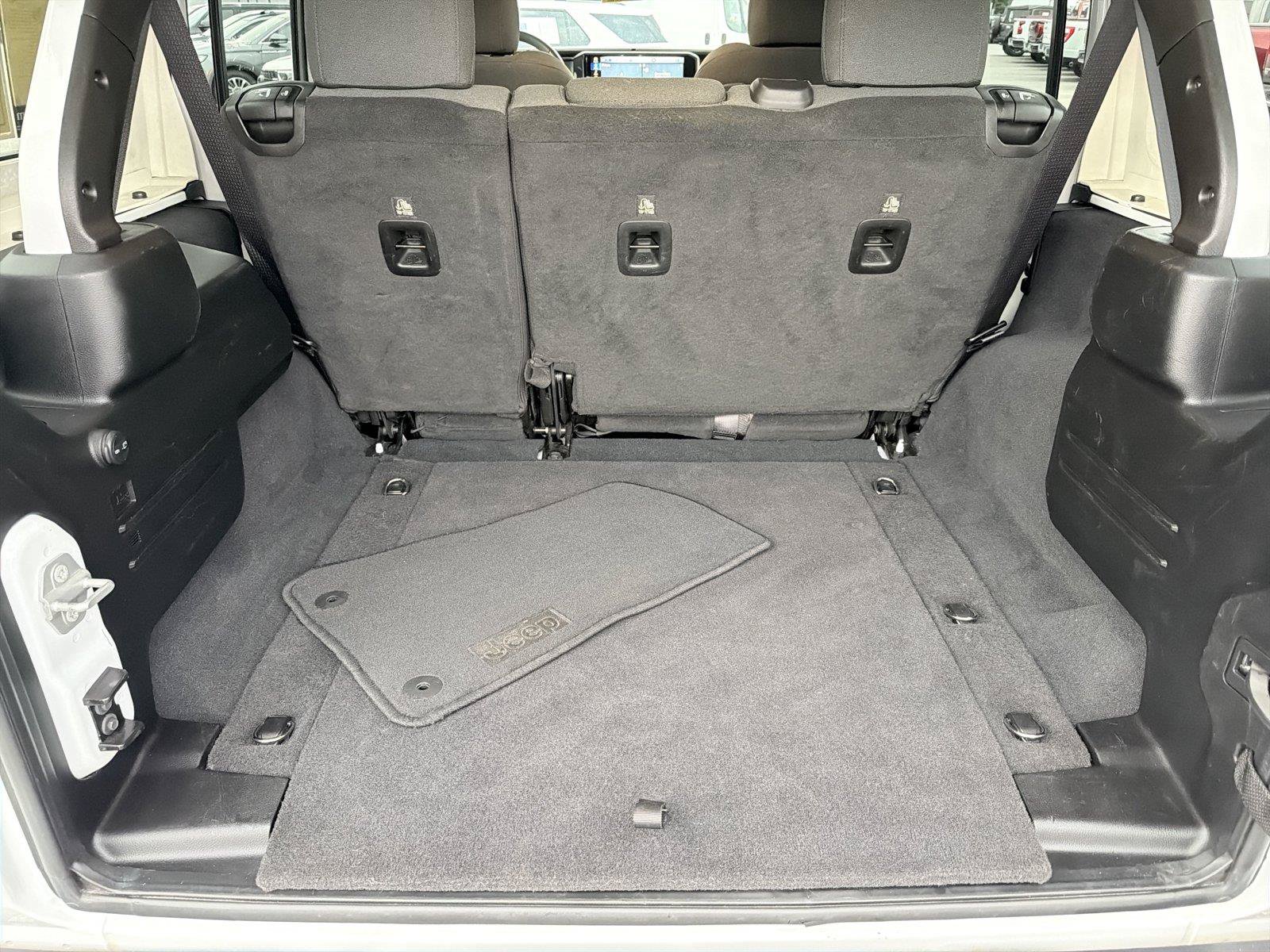 Used 2025 Jeep Wrangler Unlimited Rubicon AWD/4WD image 17