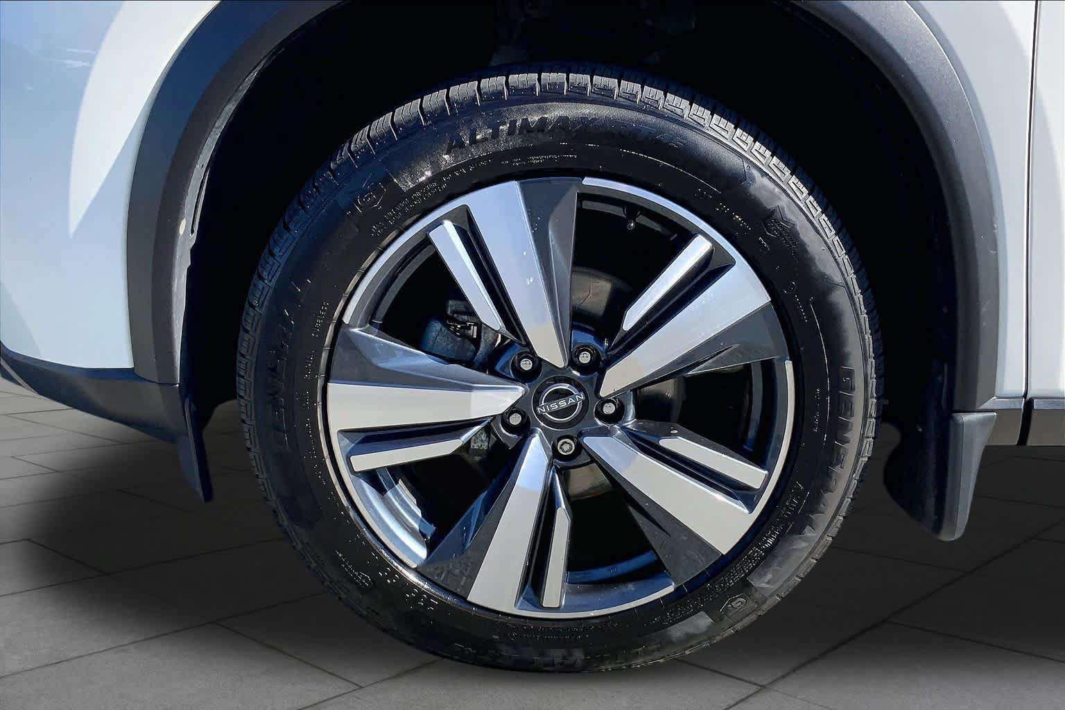 Used 2023 Nissan Rogue SL AWD/4WD image 11