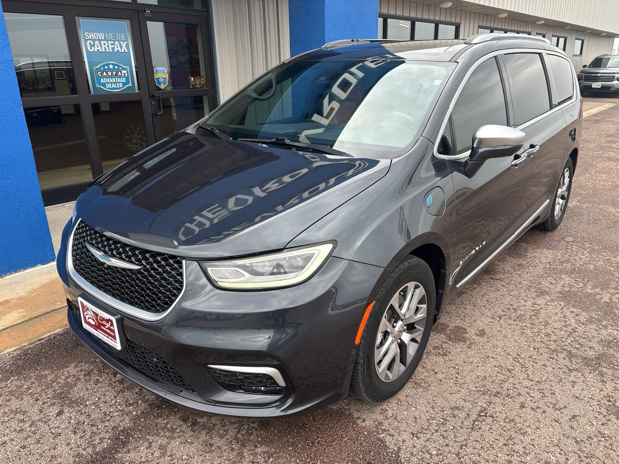 Used 2021 Chrysler Pacifica Pinnacle FWD image 2