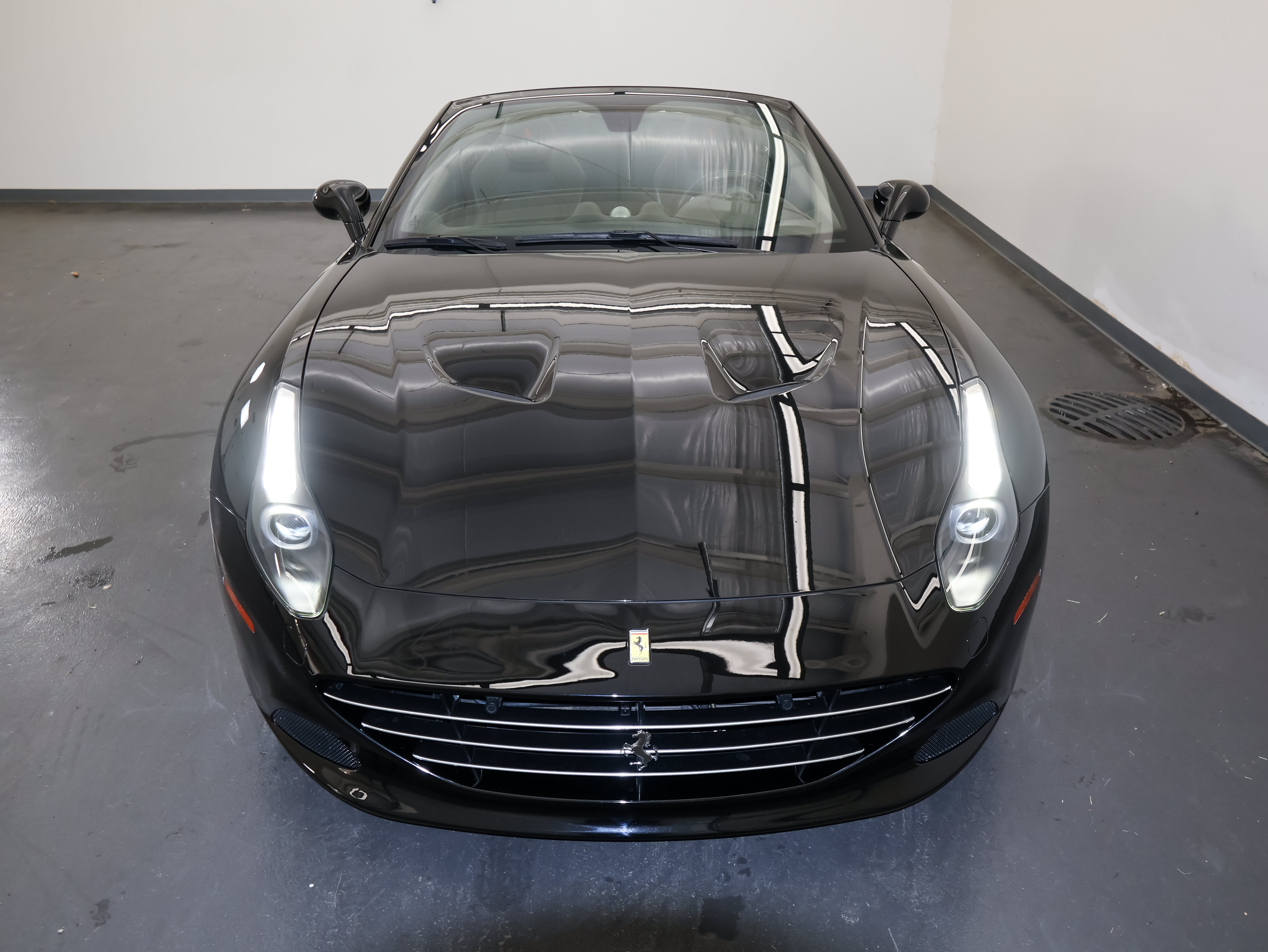 Used 2017 Ferrari California T RWD image 10