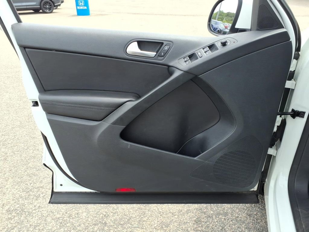 Used 2017 Volkswagen Tiguan S image 8