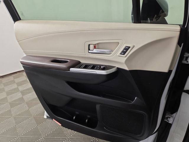 Used 2023 Toyota Sienna Platinum FWD image 33