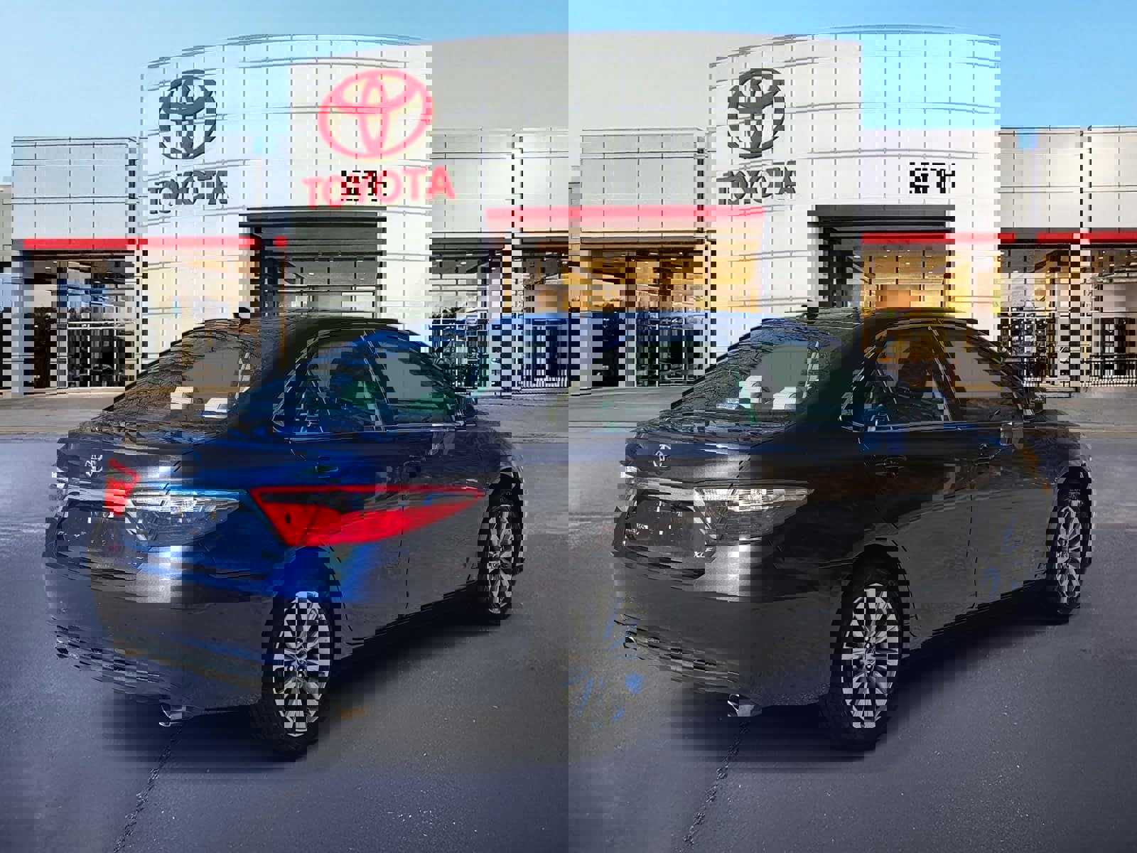 Used 2015 Toyota Camry XLE w/ Advanced Technology Package image 5