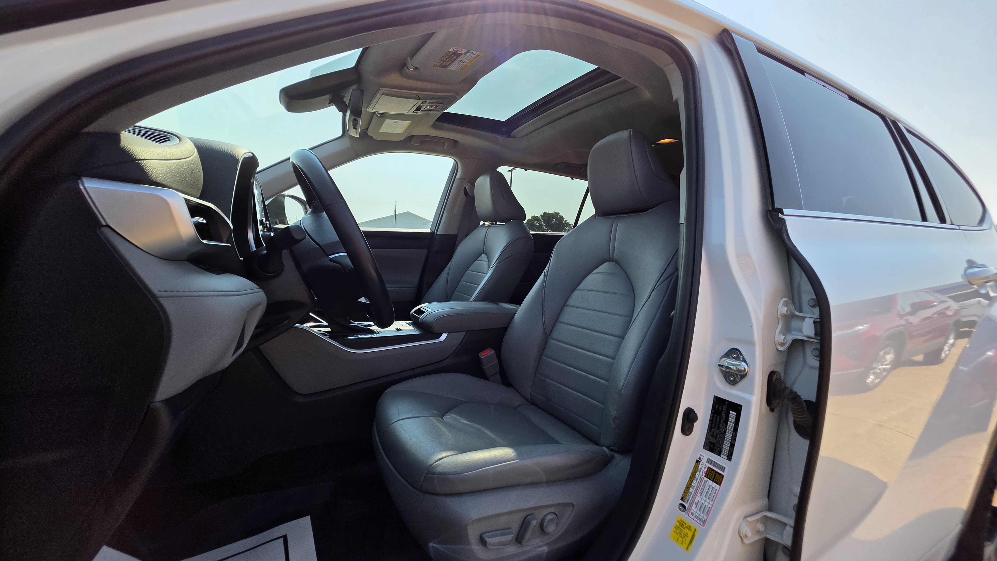 Used 2022 Toyota Highlander XLE AWD/4WD image 12