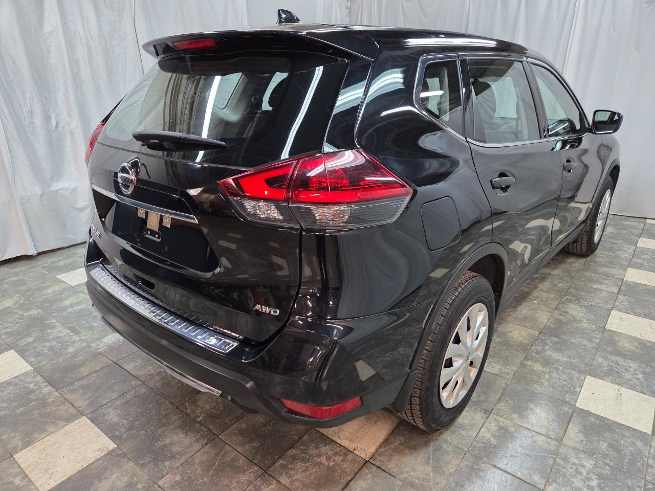 Used 2018 Nissan Rogue S image 5