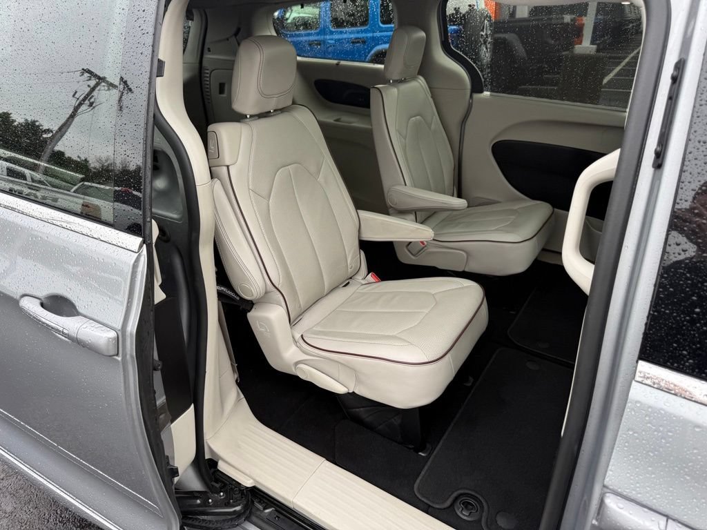 Used 2017 Chrysler Pacifica Limited w/ Advanced Safetytec Group FWD image 57