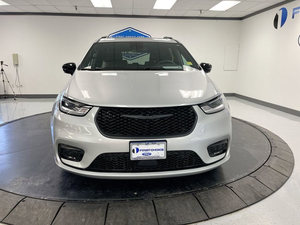 Used 2024 Chrysler Pacifica Premium image 3